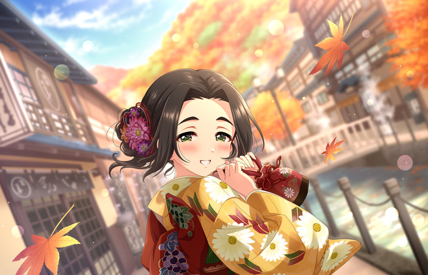 1girl autumn_leaves black_hair building cloud ebihara_naho forehead game_cg green_eyes grin idolmaster idolmaster_cinderella_girls idolmaster_cinderella_girls_starlight_stage japanese_clothes kimono leaf official_art smile solo thick_eyebrows water