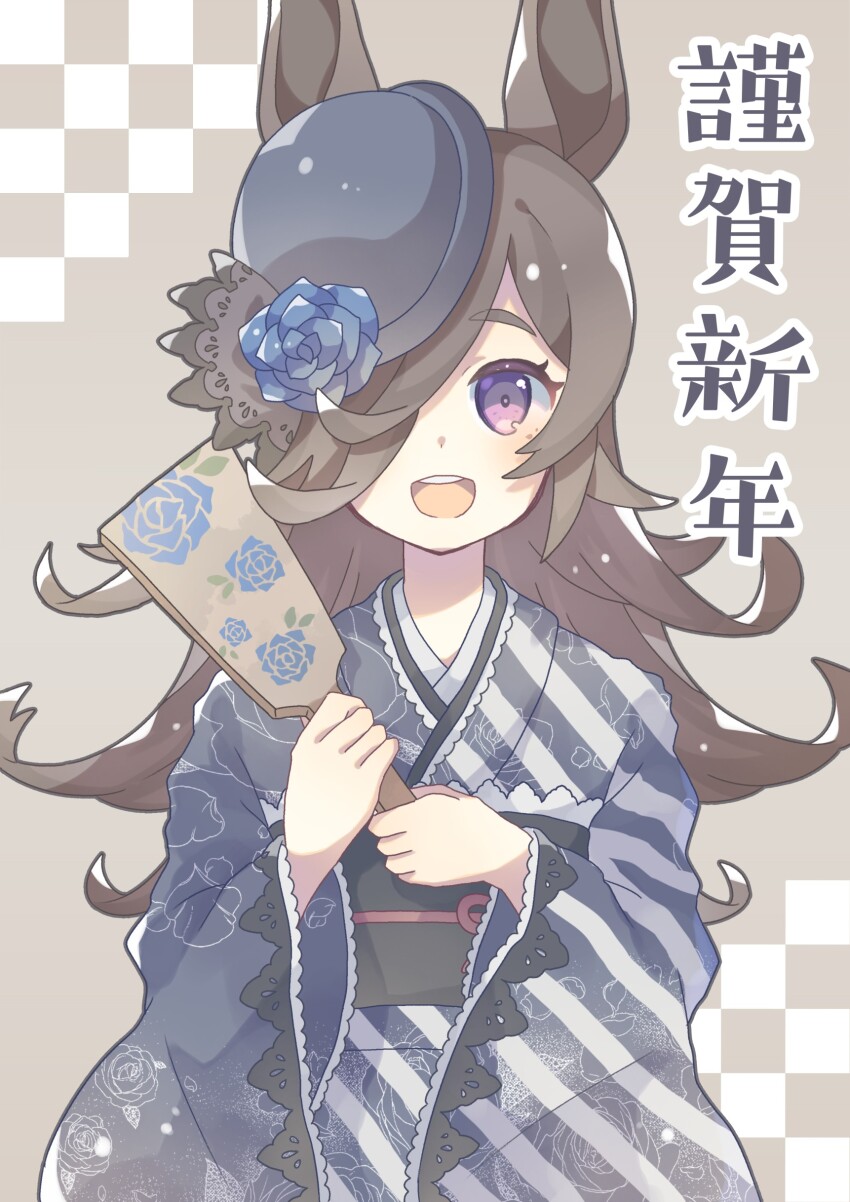 :d absurdres animal_ears blue_flower blue_hat blue_rose brown_background brown_hair flower hagoita hair_over_one_eye hat hat_flower highres horse_ears horse_girl japanese_clothes kimono komano_shia nengajou new_year open_mouth paddle purple_eyes rice_shower_(umamusume) rose smile tilted_headwear umamusume
