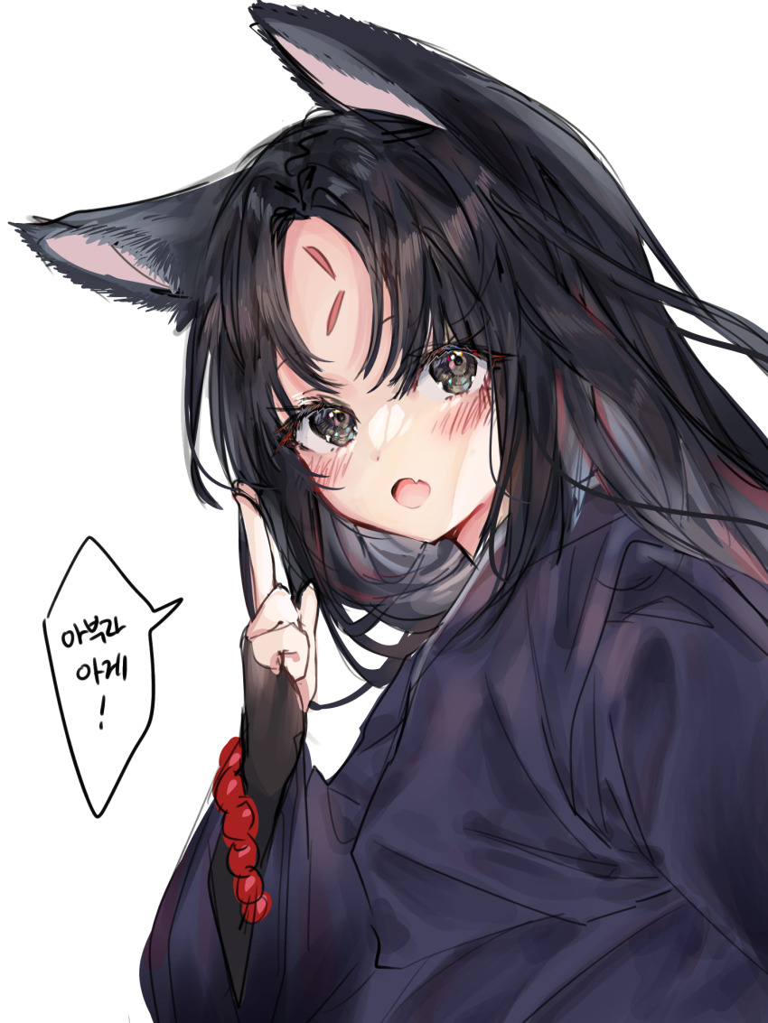 1girl 414_(hncx3355) :o animal_ears arknights bead_bracelet beads black_gloves black_hair black_kimono blush bracelet brown_eyes commentary_request dog_ears facial_mark fang fingerless_gloves forehead_mark gloves highres japanese_clothes jewelry kimono korean_commentary korean_text long_hair looking_at_viewer open_mouth parted_bangs saga_(arknights) simple_background skin_fang solo speech_bubble translation_request upper_body white_background