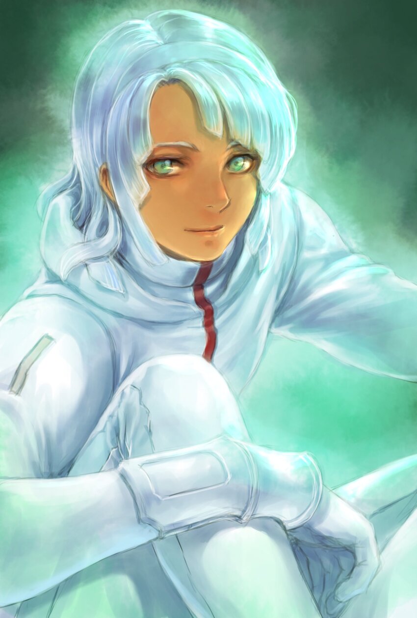 1boy arm_on_knee bodysuit dark-skinned_male dark_skin green_background green_eyes gundam highres knees_up looking_at_viewer loran_cehack male_focus mecha_pilot_suit medium_hair simple_background sitting smile solo takeda_yuuko turn_a_gundam upper_body white_bodysuit white_hair