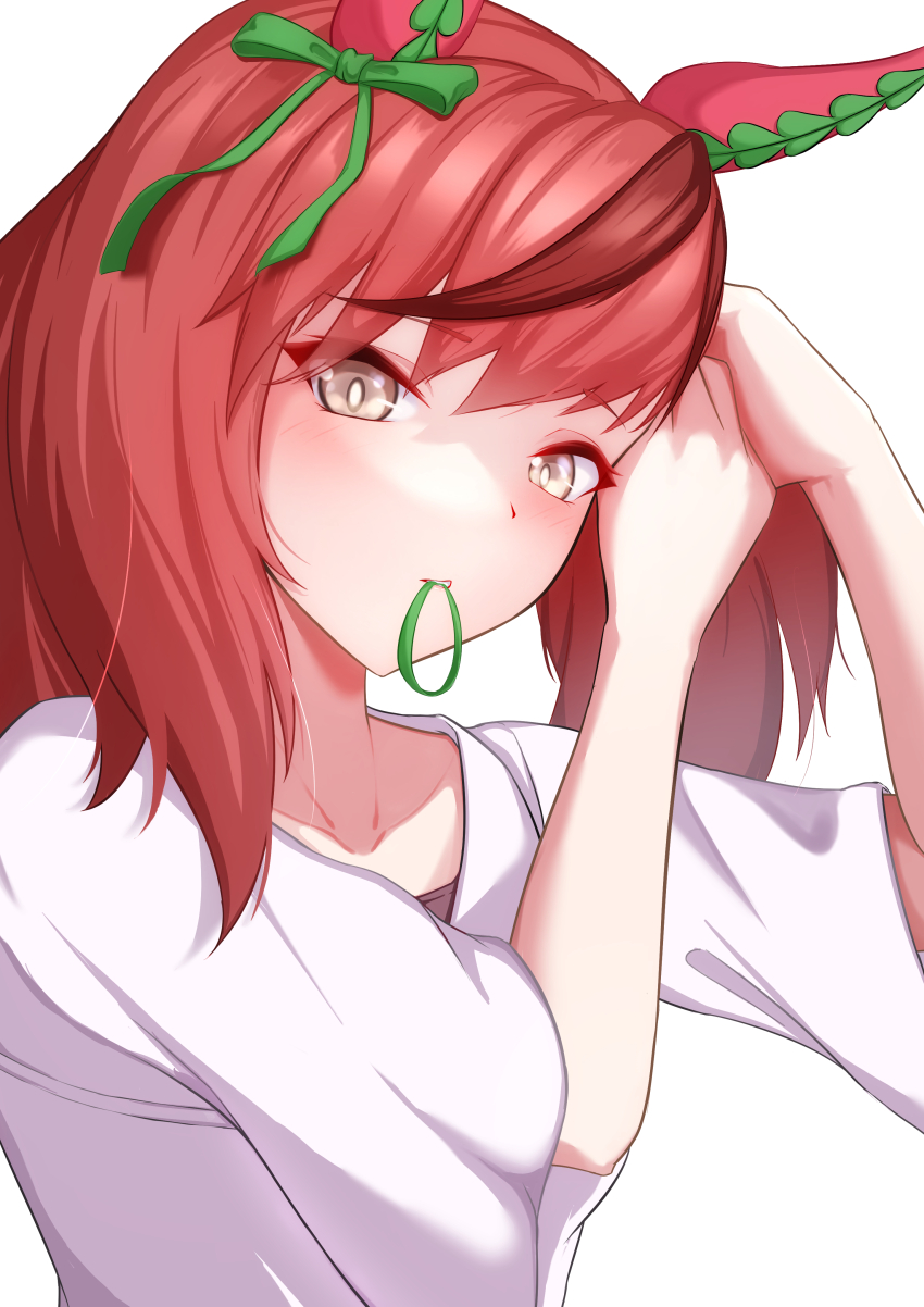 1girl absurdres adjusting_hair alternate_costume animal_ears bow brown_eyes commentary_request ear_bow ear_covers eve_on_k green_bow hair_tie_in_mouth highres horse_ears horse_girl light_blush looking_at_viewer medium_hair mouth_hold multicolored_hair nice_nature_(umamusume) red_hair shirt short_sleeves simple_background solo streaked_hair twintails umamusume upper_body white_background white_shirt