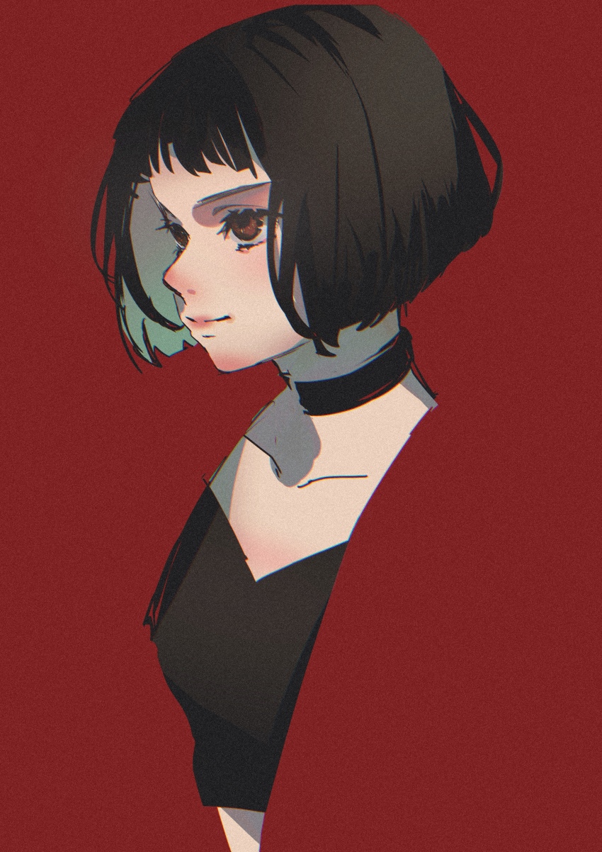 1girl absurdres black_choker black_hair black_shirt blunt_bangs blunt_ends bob_cut breasts brown_hair choker close-up closed_mouth collarbone colored_inner_hair commentary crop_top cropped_shirt expressionless eyelashes from_side green_hair highres koeda_oekaki leon_the_professional looking_afar looking_ahead mathilda_lando midriff multicolored_hair negative_space pink_lips portrait red_background shirt short_hair simple_background small_breasts solo upper_body v-neck