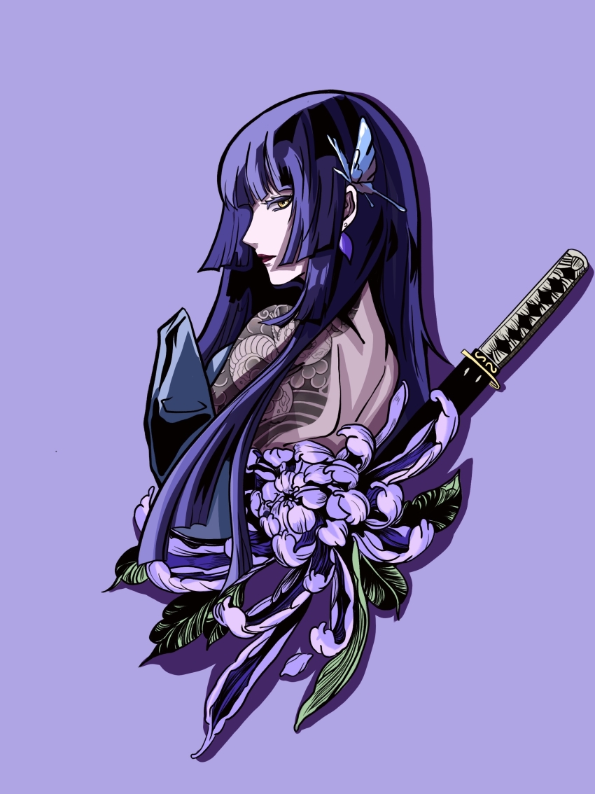 1girl absurdres bare_back bare_shoulders black_outline blue_butterfly blunt_ends bug butterfly butterfly_on_ear chinese_commentary colored_eyelashes commentary cropped_torso earrings flower flower_request galong highres hilt hime_cut insect jewelry long_hair looking_at_viewer looking_back median_furrow outline path_to_nowhere profile purple_background purple_flower purple_hair red_lips short_sword shoulder_blades shoulder_tattoo simple_background snake_tattoo solo straight_hair sumire_(path_to_nowhere) sword tantou tattoo upper_body weapon yellow_eyes