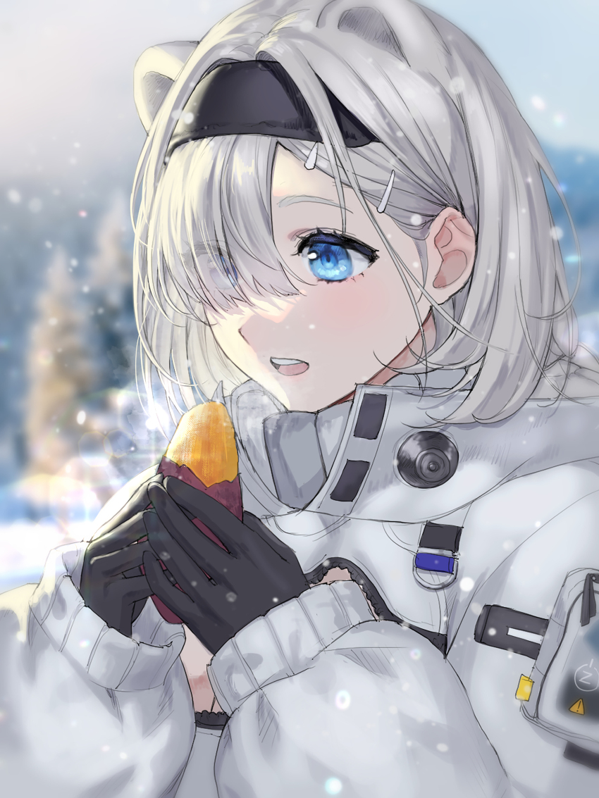 1girl absurdres animal_ears arknights aurora_(arknights) bear_ears black_gloves black_hairband blue_eyes blue_sky coat collared_coat commentary_request day eating eyelashes eyes_visible_through_hair food gloves grey_hair hair_ornament hair_over_one_eye hairband hairclip high_collar highres holding holding_food kipus korean_commentary light_blush long_sleeves medium_hair open_mouth outdoors pocket pointy_nose puffy_long_sleeves puffy_sleeves raised_eyebrow roasted_sweet_potato sky sleeves_past_wrists snowing solo sparkle sweet_potato teeth tree turtleneck_coat upper_body upper_teeth_only white_coat winter winter_clothes winter_coat