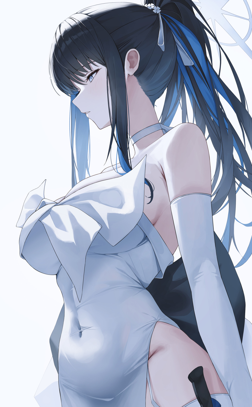 1girl absurdres black_hair blue_archive blue_eyes blue_hair blue_halo breasts choker cleavage covered_navel dress elbow_gloves gloves grey_background halo highres knife large_breasts moda_(mo_da_3) multicolored_hair official_alternate_costume ponytail saori_(blue_archive) saori_(dress)_(blue_archive) sideboob simple_background solo two-tone_hair white_choker white_dress white_gloves
