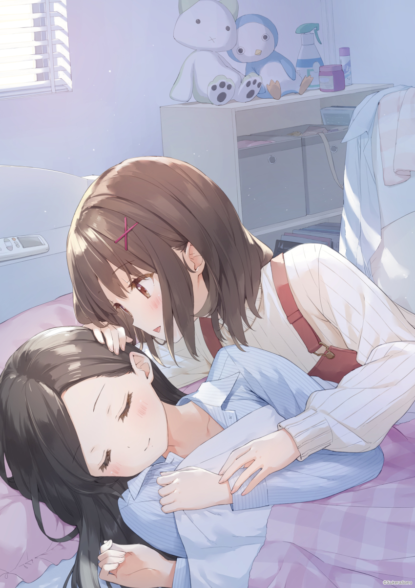 2girls absurdres black_hair blanket brown_eyes brown_hair closed_eyes dress_shirt hair_ornament hand_on_another&#039;s_head highres indoors kani_biimu key_visual light_smile long_hair lying multiple_girls naisho_one_room_~sewayaki_imouto_to_sugosu_kyuujitsu~ official_art on_bed on_side pillow promotional_art protagonist_(naisho_one_room) quilt shirt short_hair sleeping stuffed_toy sukerasono sumiya_mai suspenders sweater whispering x_hair_ornament yuri