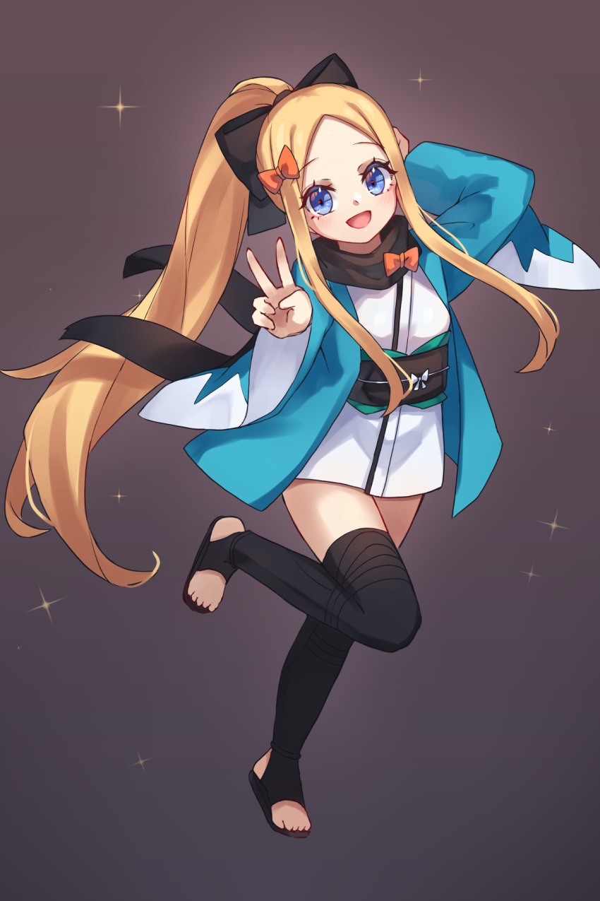 1girl abigail_williams_(fate) arm_guards black_bow black_thighhighs blonde_hair blue_eyes blush bow breasts cosplay detached_sleeves fate/grand_order fate_(series) forehead full_body hair_bow haori highres japanese_clothes kimono long_hair long_sleeves looking_at_viewer miya_(miyaruta) obi okita_souji_(fate) okita_souji_(koha-ace) okita_souji_(koha-ace)_(cosplay) open_mouth orange_bow parted_bangs ponytail sash short_kimono sidelocks small_breasts smile solo standing standing_on_one_leg thighhighs v white_kimono wide_sleeves