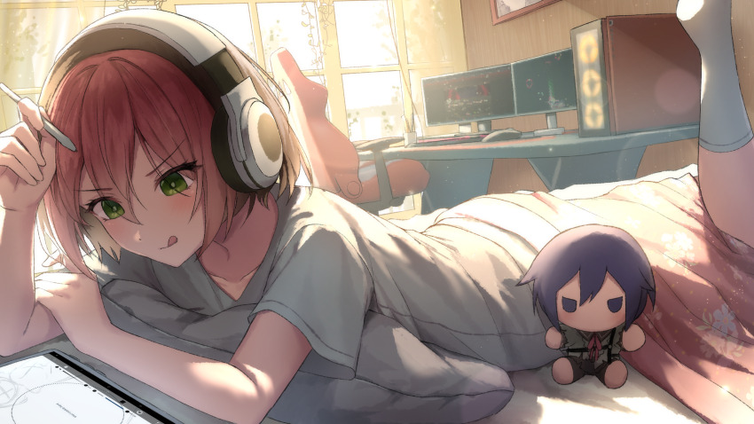 1girl :q black_hair chair character_doll chibi collarbone colored_bangs commentary computer computer_keyboard computer_mouse computer_tower contest_winner desk doll drawing_tablet dreamxiety english_commentary foot_up gaming_chair green_eyes headphones highres holding holding_stylus indoors kaito_(vocaloid) lying monitor multiple_monitors no_shoes on_bed on_stomach osu! pink_hair pippi_(osu!) second-party_source shirt short_hair short_sleeves smile socks stylus swivel_chair t-shirt tongue tongue_out v-neck v-shaped_eyebrows vocaloid white_shirt white_socks window