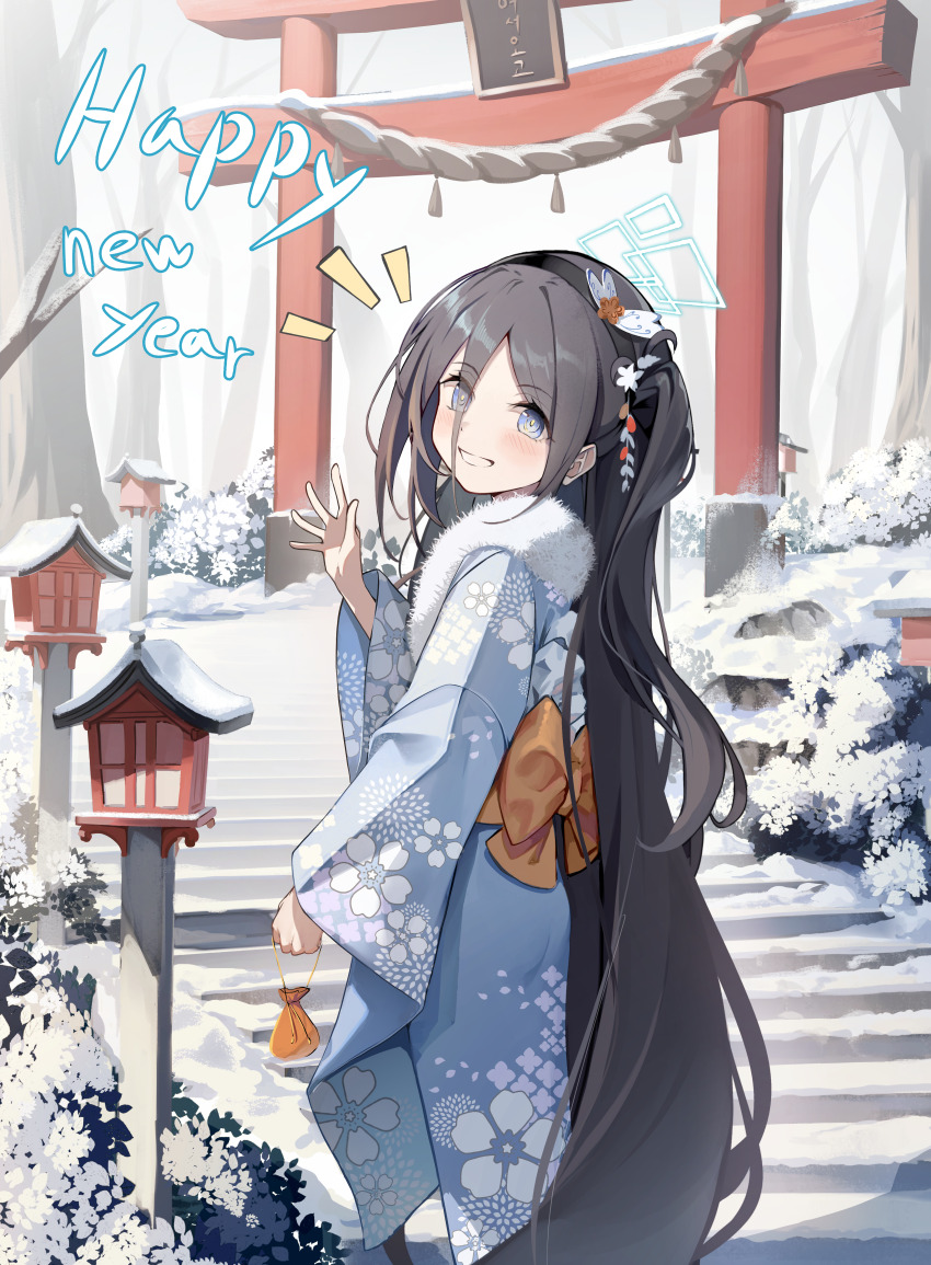 1girl absurdres aris_(blue_archive) black_hair blue_archive blue_eyes blue_kimono blush dampi grin halo happy_new_year highres japanese_clothes kimono kinchaku long_hair new_year notice_lines outdoors pouch print_kimono smile snow solo torii very_long_hair