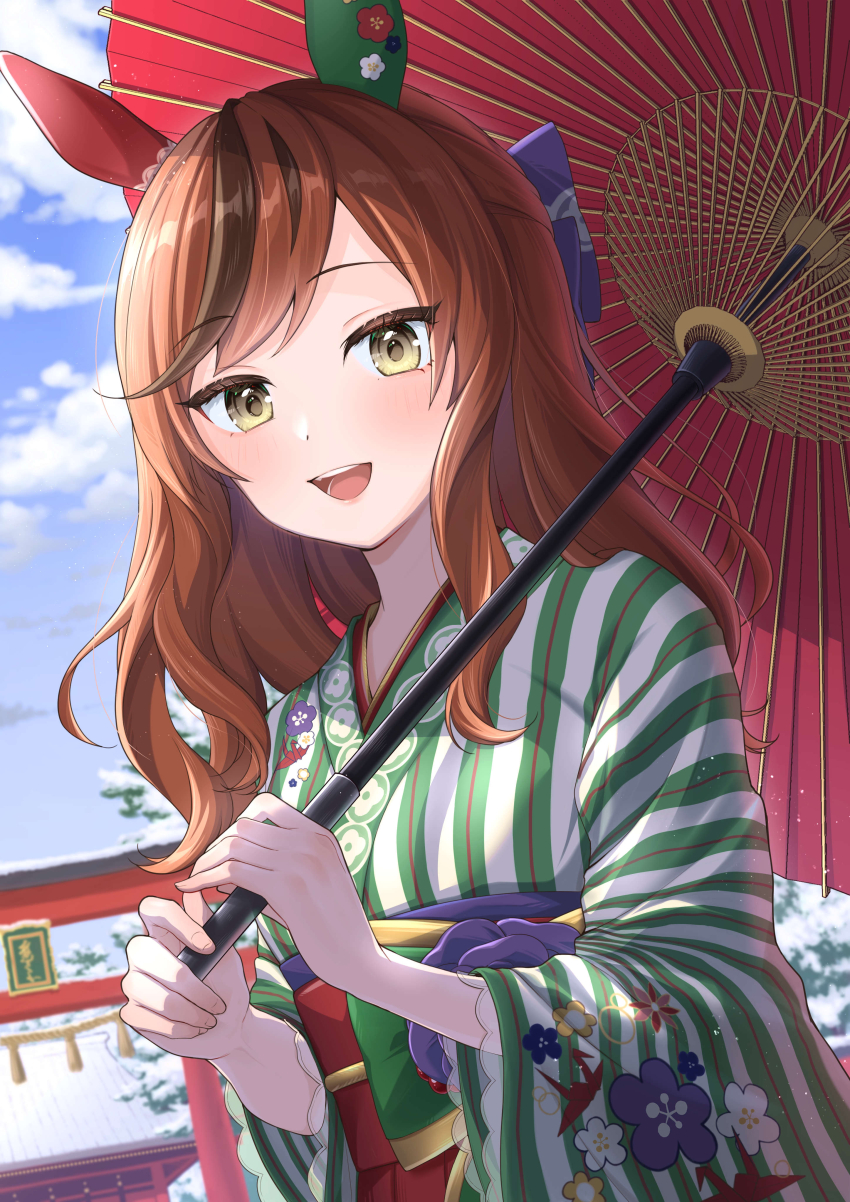 1girl absurdres animal_ears blurry blurry_background blush brown_eyes collarbone commentary_request ear_covers fidgeting hair_ornament heavy_breathing highres holding holding_umbrella horse_ears horse_girl japanese_clothes kimono long_hair looking_at_viewer medium_hair nice_nature_(converging_wishes)_(umamusume) nice_nature_(umamusume) official_alternate_costume official_alternate_hairstyle oil-paper_umbrella open_mouth outdoors red_hair sayosayo-0 shrine snow solo sparkle torii umamusume umbrella