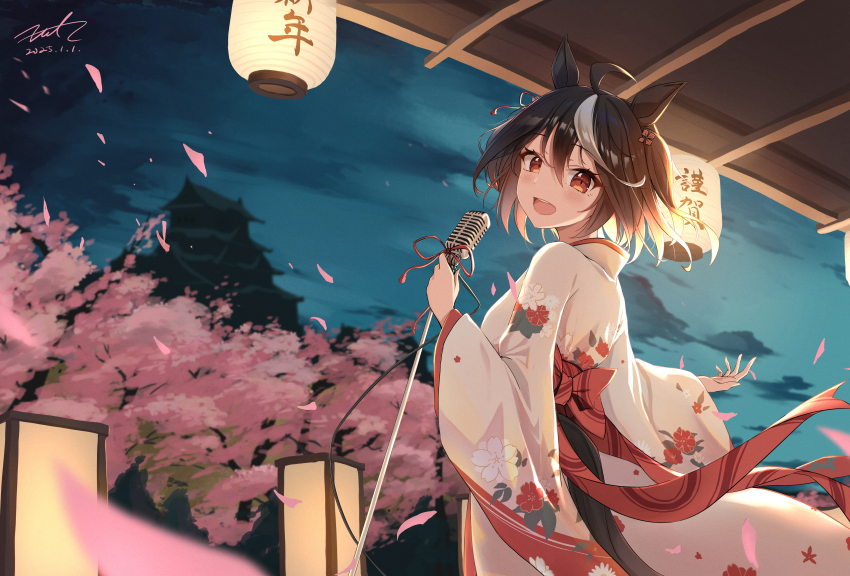 1girl absurdres ahoge alternate_costume animal_ears architecture black_hair blurry cherry_blossoms cloud cloudy_sky commentary_request dated depth_of_field east_asian_architecture falling_petals fritz614 from_behind highres holding holding_microphone holding_microphone_stand horse_ears horse_girl japanese_clothes kimono kitasan_black_(umamusume) lantern long_sleeves looking_at_viewer looking_back microphone microphone_stand multicolored_hair night night_sky open_mouth outstretched_arm paper_lantern petals red_eyes short_hair signature sky smile solo streaked_hair umamusume upper_body white_hair white_kimono