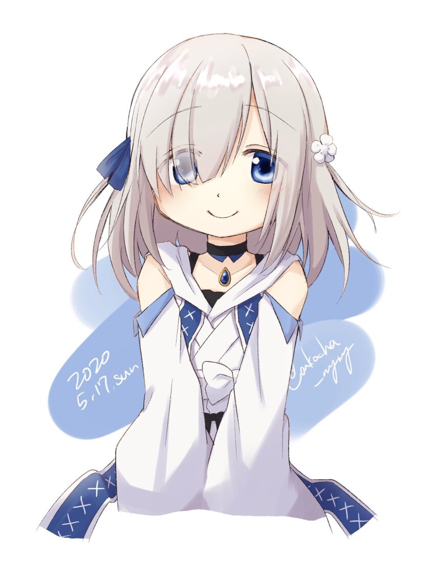 1girl bare_shoulders blue_eyes blush closed_mouth commentary_request cropped_torso dated detached_sleeves eyes_visible_through_hair flower grey_hair hair_flower hair_ornament hair_over_one_eye highres isuzu_ren itou_(ankocha-mgmg) japanese_clothes kimono long_sleeves looking_at_viewer magia_record:_mahou_shoujo_madoka_magica_gaiden magical_girl mahou_shoujo_madoka_magica right-over-left_kimono short_hair smile solo upper_body white_background white_flower white_kimono