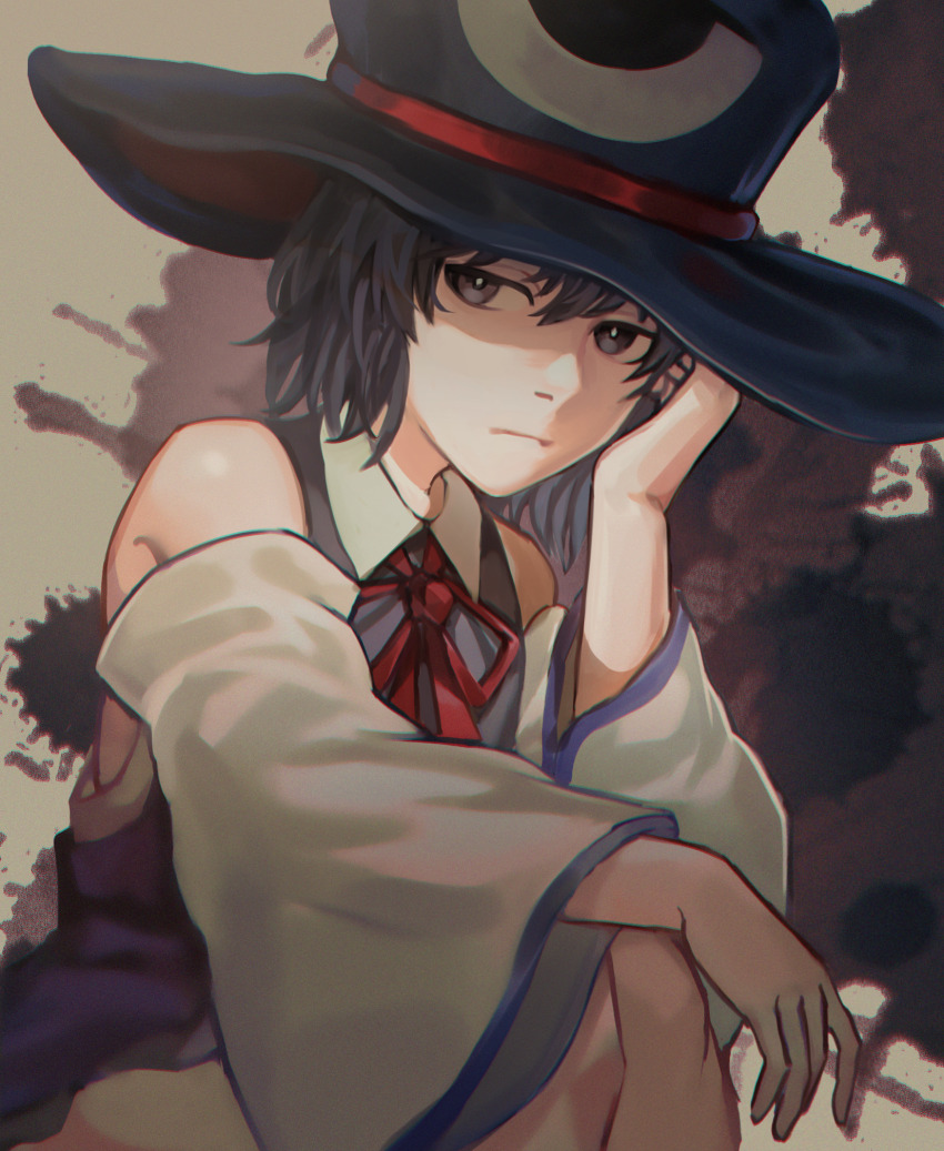 1other androgynous arm_on_knee bare_shoulders black_coat black_eyes black_hair black_hat bow bowtie chinese_commentary closed_mouth coat collar collared_coat commentary_request detached_sleeves enraku_tsubakura eye_of_senri eye_on_hat frown hand_in_own_hair hat highres ink_splatter len&#039;en long_sleeves looking_at_viewer purple_trim red_bow red_bowtie red_hat sdz_(inazuma) short_hair sitting sleeveless sleeveless_coat solo top_hat two-sided_fabric two-sided_headwear white_background white_collar white_sleeves wide_sleeves