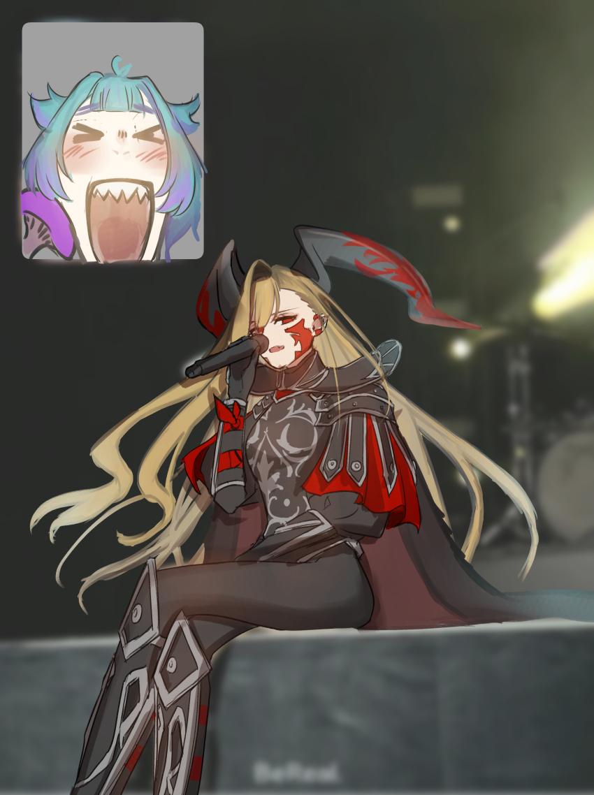 &gt;_&lt; 1girl 2girls :o absurdres armor armored_bodysuit armored_boots black_armor black_bodysuit black_gloves black_horns blonde_hair blush bodysuit boots cape colored_tips dragon_horns drum drum_set facial_mark fan_screaming_at_madison_beer_(meme) fate/grand_order fate_(series) gloves green_hair hair_over_one_eye highres hiyoko_no_tamago holding holding_microphone horns instrument large_horns locusta_(fate) long_hair long_horns looking_at_viewer meme microphone multicolored_hair multiple_girls mushroom music nero_claudius_(fate) pointy_ears pteruges queen_draco_(fate) queen_draco_(third_ascension)_(fate) red_eyes red_scales sharp_teeth short_hair shoulder_plates singing single_hair_intake smile stage teeth wavy_hair