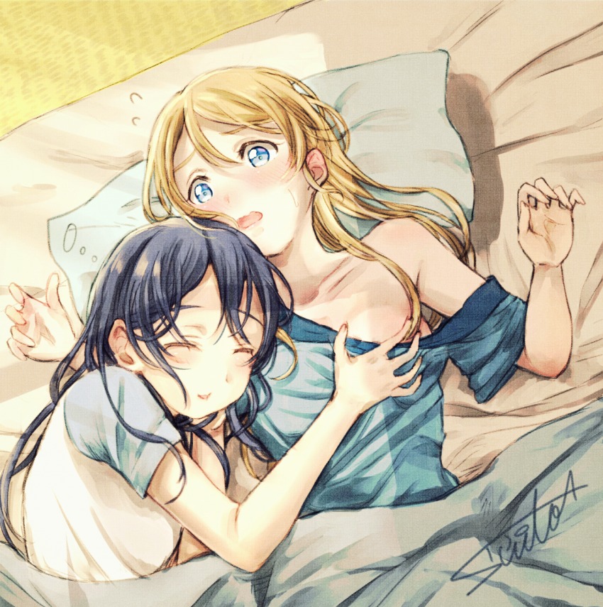 2girls ayase_eli blonde_hair blue_eyes blue_hair blue_shirt blush collarbone flying_sweatdrops futon grabbing_another&#039;s_breast groping hair_down long_hair love_live! love_live!_school_idol_project lying multiple_girls off-shoulder_shirt off_shoulder on_back on_side open_mouth pillow shirt signature sleeping smile sonoda_umi suito under_covers yuri