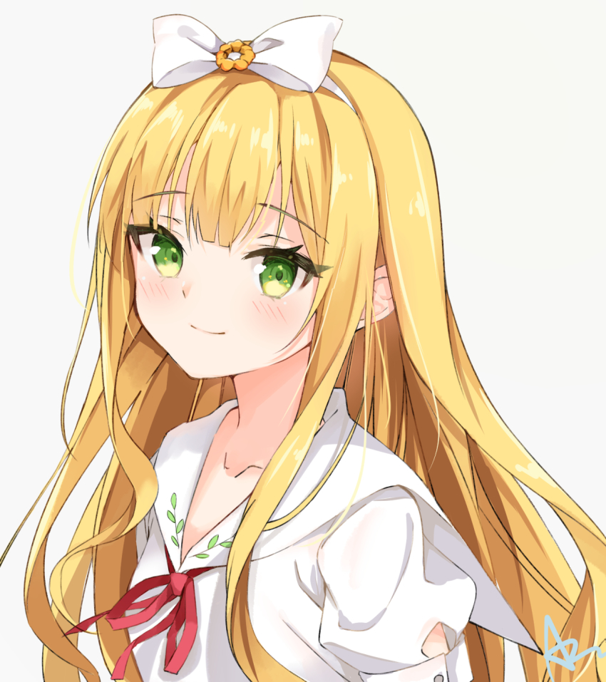 1girl azuki_azusa blonde_hair blunt_bangs blush bow closed_mouth collar collarbone commentary green_eyes hair_bow headband hentai_ouji_to_warawanai_neko. highres long_hair looking_at_viewer neck_ribbon red_ribbon ribbon sakura_nnk shirt short_sleeves sidelocks simple_background smile solo tareme upper_body white_background white_bow white_collar white_headband white_shirt