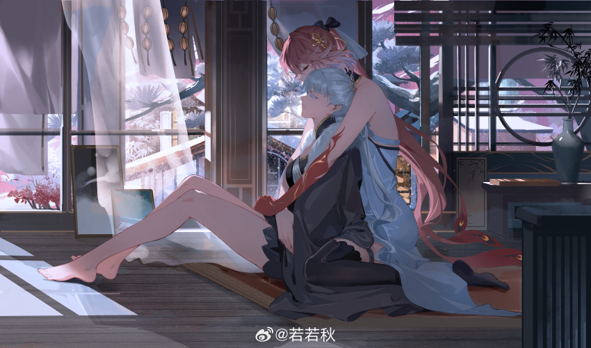 2girls absurdres architecture bare_legs bare_shoulders barefoot black_bow black_cloak black_dress black_thighhighs bow breasts changli_(wuthering_waves) chinese_commentary cloak closed_eyes closed_mouth colored_eyelashes commentary_request dress duplicate east_asian_architecture feather_hair feet from_side fur-trimmed_cloak fur_trim hair_bow hair_ornament half-closed_eyes highres hug hug_from_behind indoors jinhsi_(wuthering_waves) kneeling knees_up large_breasts legs long_hair looking_ahead multicolored_hair multiple_girls no_shoes pink_hair ponytail ruoruoqiu sitting snow thigh_strap thighhighs toes two-tone_hair vase very_long_hair white_bow white_dress white_eyelashes white_eyes white_hair wuthering_waves yuri
