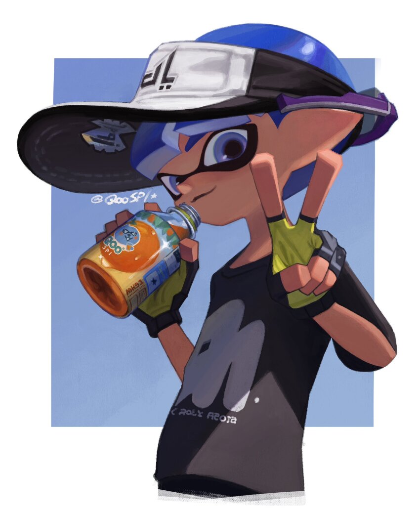 1boy black_gloves black_shirt blue_background blue_eyes blue_hair border bottle closed_mouth clothes_writing commentary_request cropped_torso fingerless_gloves gloves hand_up hat highres holding holding_bottle inkling inkling_(language) inkling_boy inkling_player_character ka1_(k4k37) looking_at_viewer male_focus multicolored_gloves nintendo pointy_ears shirt short_hair short_sleeves simple_background smile solo splatoon_(series) t-shirt tentacle_hair v visor_cap white_border white_hat yellow_gloves