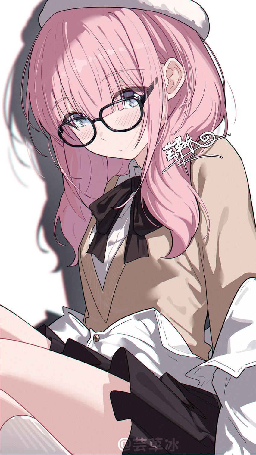 1girl beret black-framed_eyewear black_bow black_bowtie black_skirt blush bow bowtie brown_sweater chinese_commentary closed_mouth commentary_request girls_band_cry glasses grey_eyes hat highres hina_(girls_band_cry) kneehighs long_hair looking_at_viewer pink_hair pleated_skirt shadow shirt simple_background skirt socks solo sweater white_background white_hat white_shirt white_socks yun_cao_bing