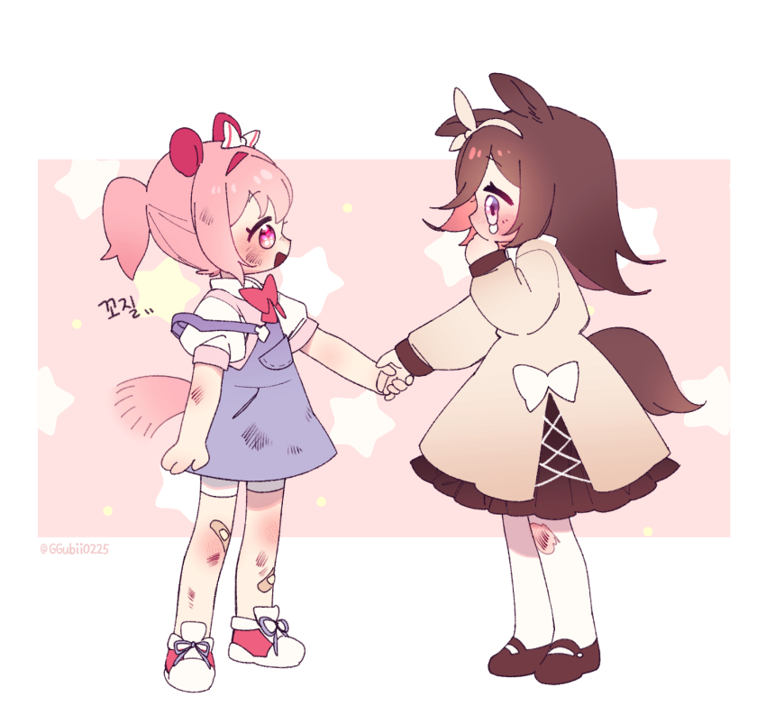 2girls aged_down animal_ears bandaid bandaid_on_knee bandaid_on_leg blush brown_dress brown_hair bruise bruise_on_face child dirty dirty_clothes dress eye_contact full_body ggubii0225 hairband haru_urara_(umamusume) highres holding_hands horse_ears horse_girl horse_tail injury korean_commentary korean_text long_hair long_sleeves looking_at_another multiple_girls open_mouth overall_skirt pantyhose pink_eyes pink_hair ponytail rice_shower_(umamusume) shirt shoes short_hair shorts smile sneakers standing tail tearing_up torn_clothes torn_pantyhose twitter_username umamusume white_pantyhose white_shirt white_shorts