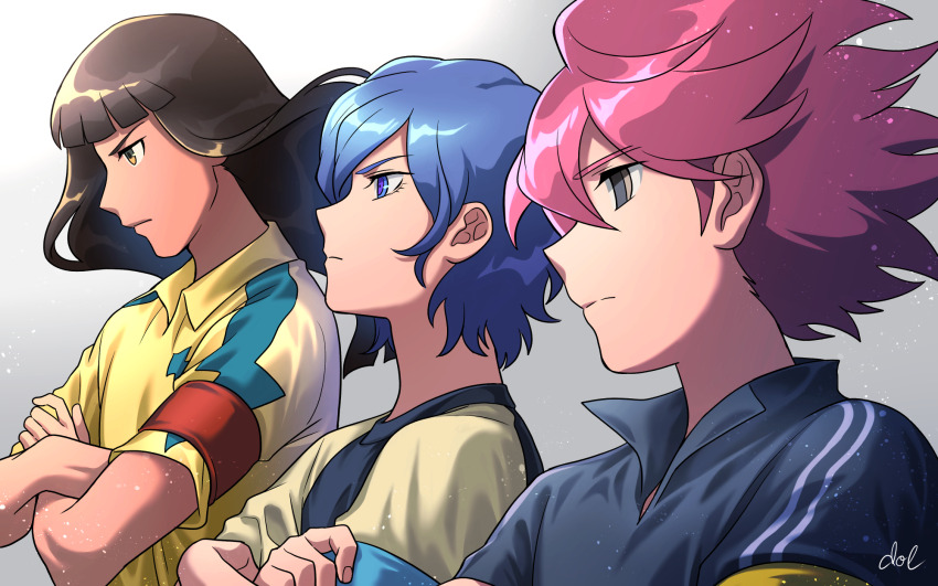 3boys aqua_armband armband black_shirt blue_eyes blue_hair brown_eyes brown_hair closed_mouth dolustoy gradient_background grey_background highres inazuma_eleven_(series) inazuma_eleven_ares_no_tenbin long_hair looking_ahead male_focus michinari_tatsumi mizukamiya_seiryuu multicolored_eyes multiple_boys nosaka_yuuma outei_tsukinomiya purple_eyes raimon red_armband red_hair seishou_gakuen shirt soccer_uniform sportswear yellow_armband yellow_shirt