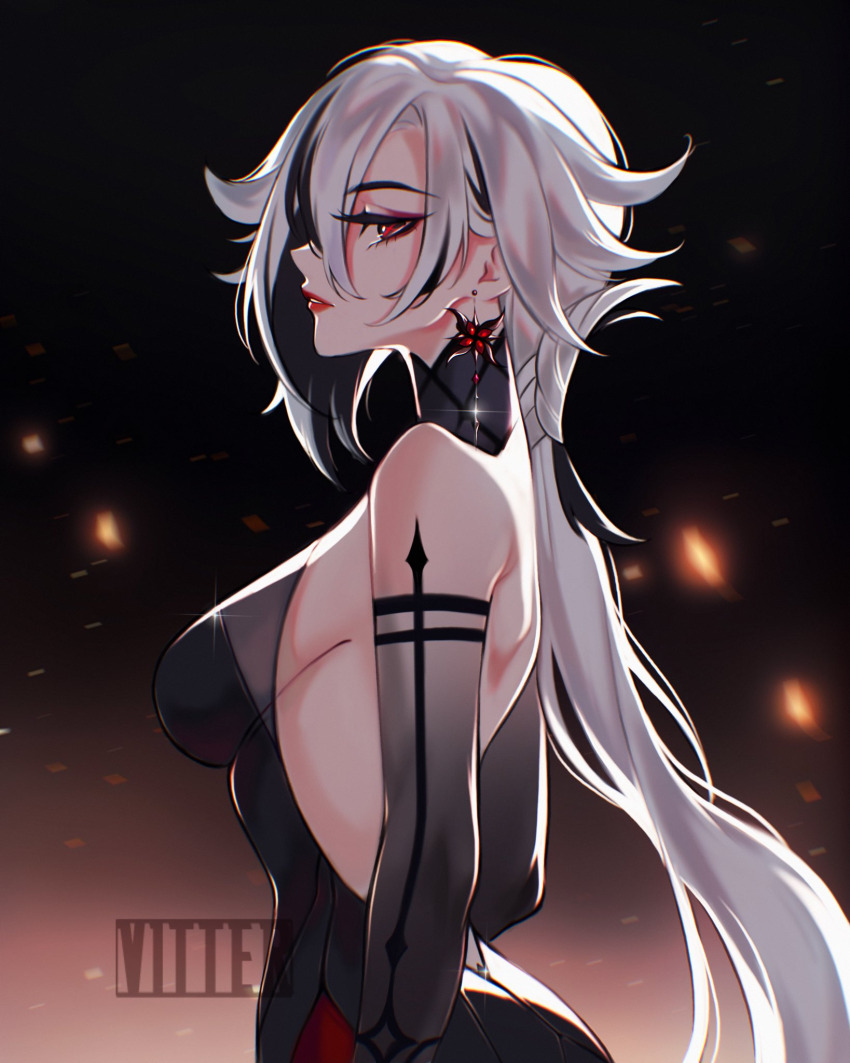 1girl arlecchino_(genshin_impact) arm_tattoo backless_outfit bare_back bare_shoulders breasts commentary from_side genshin_impact highres long_hair looking_at_viewer low-tied_long_hair medium_breasts parted_lips red_lips solo tattoo upper_body very_long_hair vitter white_hair