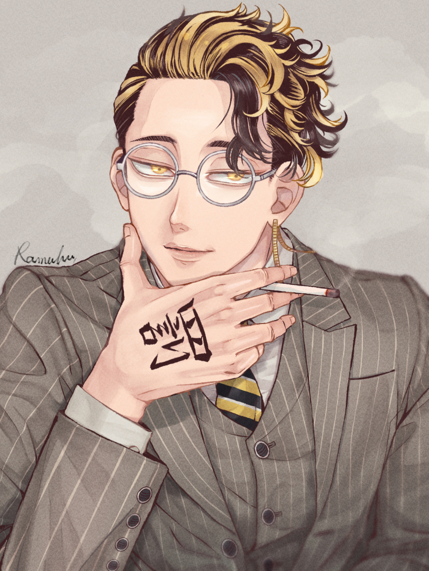 1boy artist_name black_hair black_necktie blonde_hair buttons cigarette closed_mouth collared_shirt commentary_request diagonal-striped_clothes diagonal-striped_necktie earrings formal_clothes glasses grey_background grey_jacket grey_suit grey_vest hand_on_own_chin hand_tattoo hand_up hanma_shuuji highres holding holding_cigarette jacket jewelry lapels long_sleeves looking_at_viewer male_focus multicolored_hair necktie open_clothes open_jacket pinstripe_jacket pinstripe_pattern pinstripe_suit pinstripe_vest ramfu round_eyewear shirt short_hair signature simple_background single_earring smile smoke solo streaked_hair striped_clothes striped_necktie suit tattoo tokyo_revengers upper_body vest white_shirt wing_collar yellow_eyes yellow_necktie