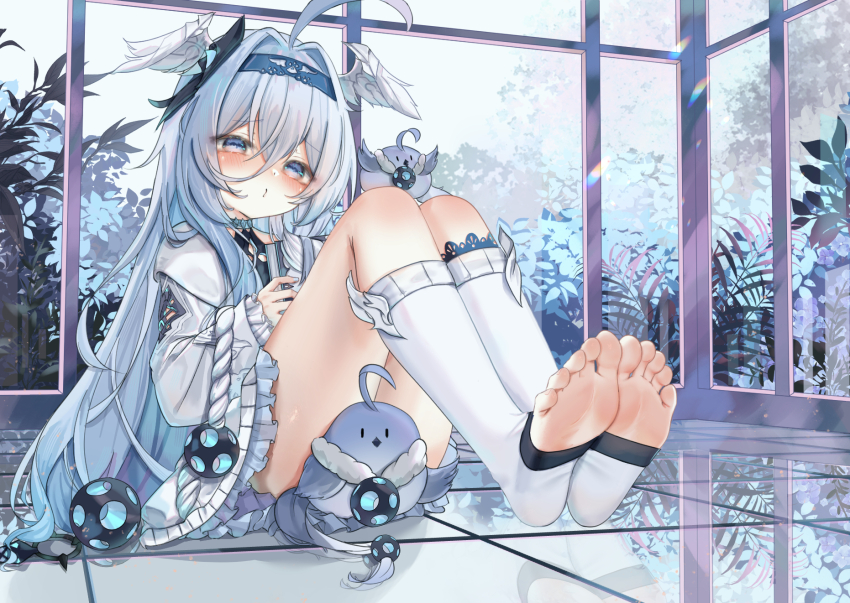 1girl ahoge barefoot blue_eyes blue_hairband blue_nails blush dot_nose dress duet_night_abyss feet feet_up fina_(duet_night_abyss) frilled_dress frilled_sleeves frills hair_between_eyes hairband head_wings highres huge_ahoge loli long_hair long_sleeves looking_at_viewer nail_polish socks soles solo stirrup_legwear thighs toeless_legwear toes wings zserty555