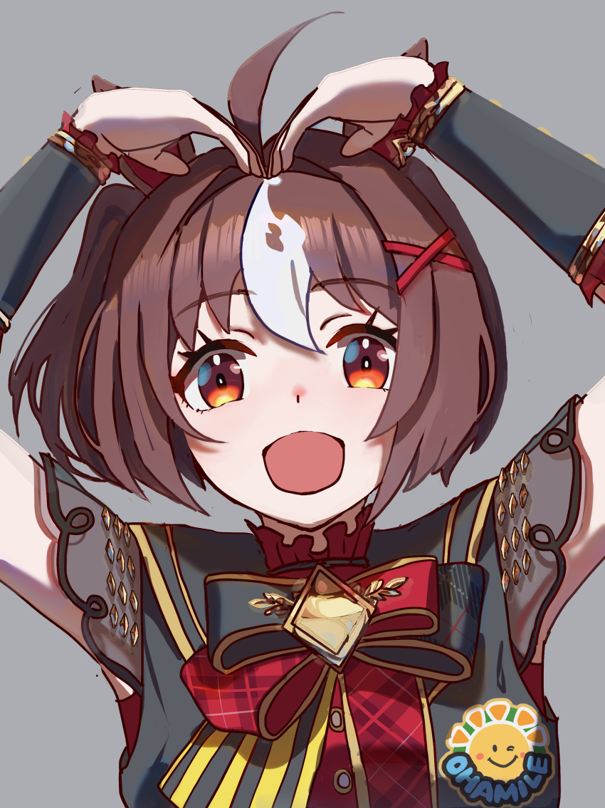 1girl absurdres ahoge animal_ears arms_up black_dress blush bow bowtie brown_hair commentary_request dress ear_ornament gran_alegria_(umamusume) grey_background hair_between_eyes hair_ornament heart_arms highres horse_ears horse_girl looking_at_viewer medium_hair multicolored_hair no_uwazumi open_clothes red_eyes simple_background sleeveless smile solo streaked_hair umamusume upper_body white_hair x_hair_ornament