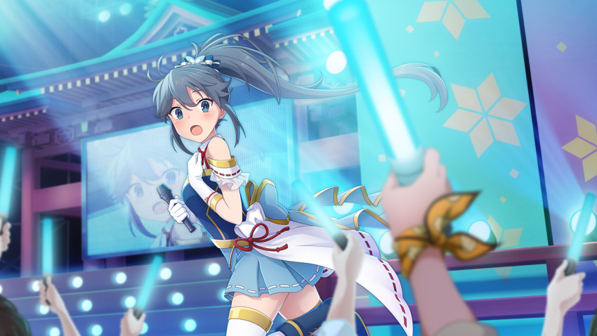 1girl :d black_hair blue_boots blue_eyes blue_shirt blue_skirt blue_sky blurry blurry_foreground blush boots elbow_gloves floating_hair game_cg gloves glowstick holding holding_glowstick holding_microphone idol_clothes long_hair looking_at_viewer microphone official_art open_mouth overskirt people pleated_skirt ponytail screen_zoom shirt skirt sky smile solo stage standing standing_on_one_leg thighhighs toji_no_miko toji_no_miko:_kizamishi_issen_no_tomoshibi white_gloves white_thighhighs yamashiro_yui zettai_ryouiki
