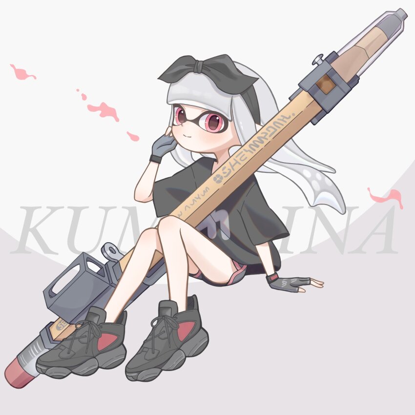 1girl black_bow black_hairband black_shirt black_shoes black_shorts bow bow_hairband closed_mouth commentary cross-laced_footwear dolphin_shorts fingerless_gloves full_body gloves grey_background grey_gloves grey_hair hair_bow hairband highres inkling inkling_girl inkling_player_character long_hair looking_at_viewer nintendo osakanagumi11 print_shirt red_eyes shirt shoes shorts smile snipewriter_(splatoon) solo splatoon_(series) splatoon_3 symbol-only_commentary tentacle_hair two-tone_background white_background