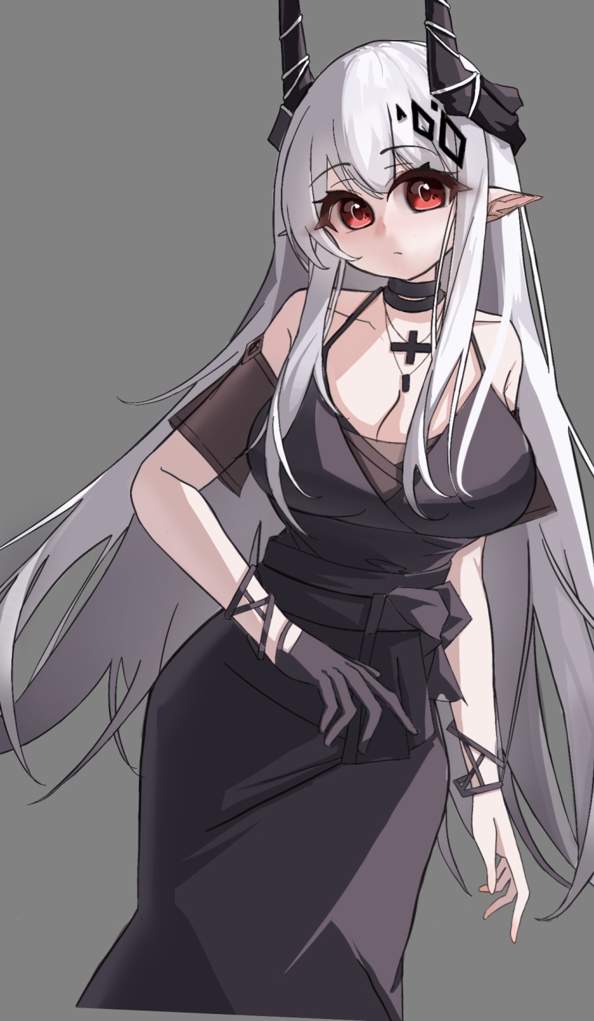 1girl arknights bare_shoulders black_dress black_gloves black_horns breasts cleavage closed_mouth cropped_legs dress expressionless gloves grey_background grey_hair highres horns large_breasts long_hair looking_at_viewer mudrock_(arknights) mudrock_(obsidian)_(arknights) official_alternate_costume pointy_ears red_eyes simple_background single_glove solo standing swvfg