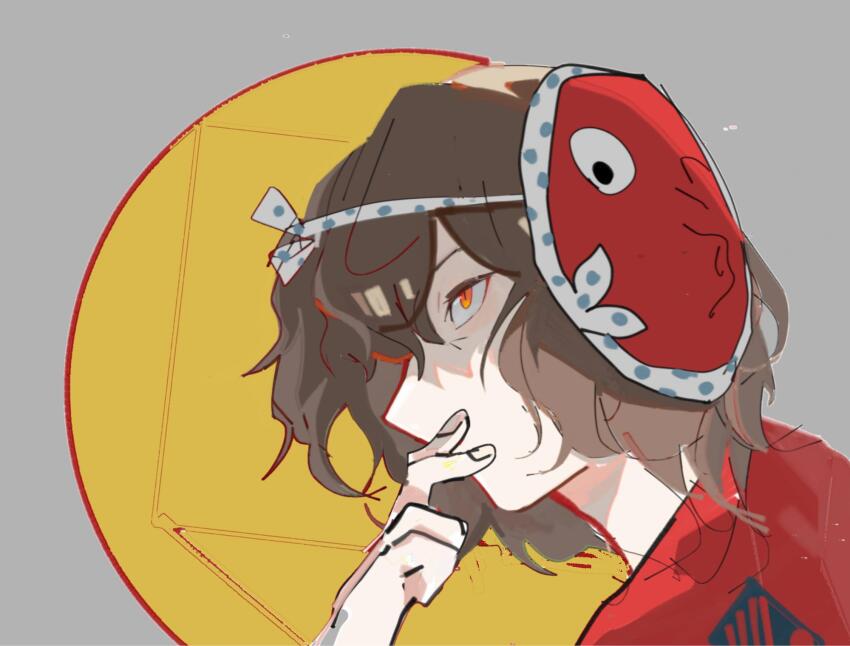 1other ametsukana_yago androgynous brown_hair cocopalm fingers_to_mouth from_side hand_up highres len&#039;en mask mask_on_head orange_eyes other_focus profile red_shirt sanpaku shirt short_hair sketch solo