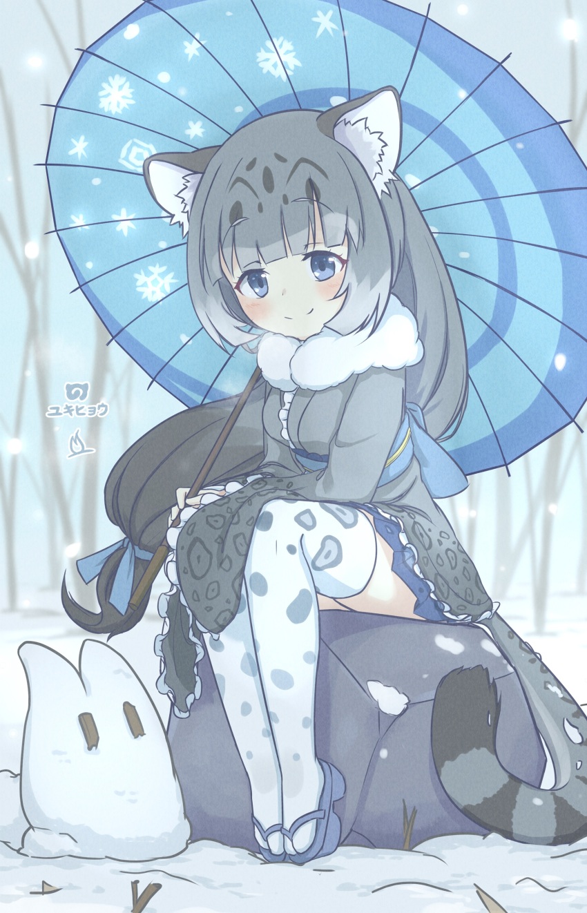 1girl absurdres animal_ears animal_print back_bow belt blue_belt blue_eyes blunt_bangs blush bow frilled_sleeves frills geta grey_hair grey_kimono highres japanese_clothes kemono_friends kimono leopard_ears leopard_girl leopard_print leopard_tail long_hair long_sleeves looking_at_viewer lucky_beast_(kemono_friends) obi okobo onefiresticks parasol platform_sandals print_kimono print_thighhighs sandals sash short_kimono sidelocks sitting smile snow snow_leopard_(kemono_friends) snowing solo tail thighhighs translation_request umbrella white_hair white_thighhighs zettai_ryouiki