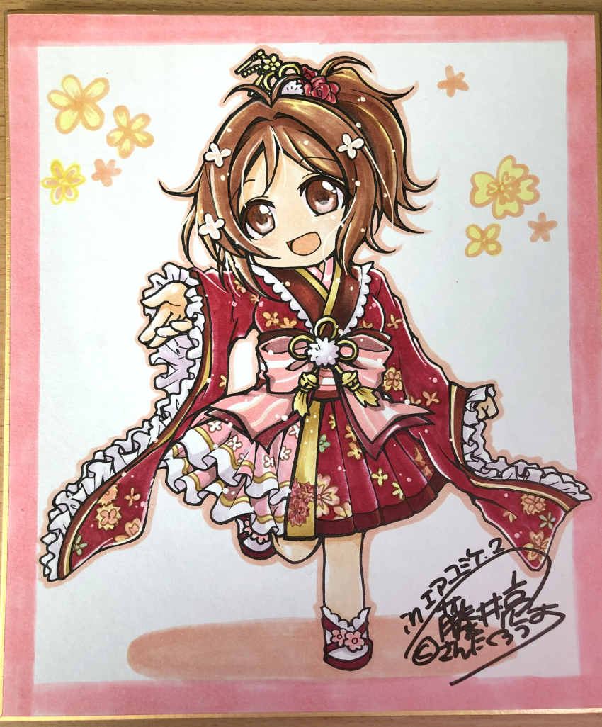 1girl :d absurdres border bow brown_eyes brown_hair comiket_98 commentary_request domyoji_karin frilled_sleeves frills fujii_ryou full_body hair_intakes highres idolmaster idolmaster_cinderella_girls japanese_clothes kimono long_sleeves looking_at_viewer open_mouth pink_border pink_bow red_kimono red_sandals sandals smile socks solo standing standing_on_one_leg white_background white_socks wide_sleeves