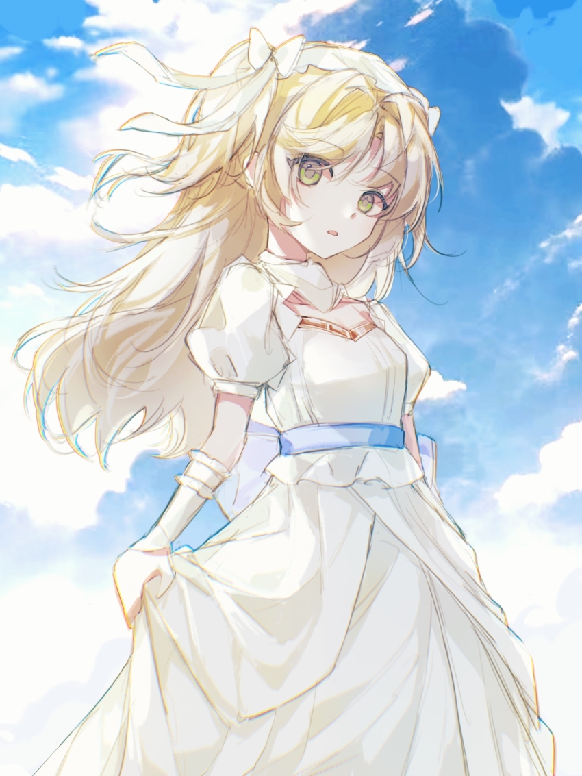 1girl blonde_hair blue_sky bow cloud cloudy_sky dress floating_hair green_eyes hair_bow hairband highres long_hair looking_at_viewer parted_lips puffy_short_sleeves puffy_sleeves reverse:1999 short_sleeves skirt_hold sky solo sotheby two_side_up upper_body white_bow white_dress white_hairband wusheng_shuibuxing