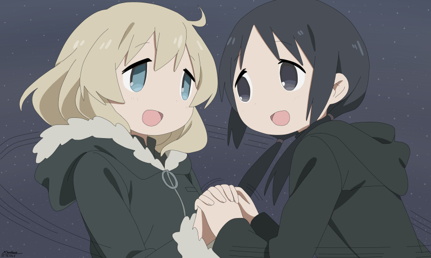 2girls absurdres artist_name atomlarve black_hair blonde_hair blue_eyes chito_(shoujo_shuumatsu_ryokou) coat dated eye_contact female_focus fur-trimmed_coat fur_trim green_coat highres holding_hands hood hood_down hooded_coat looking_at_another multiple_girls open_mouth shoujo_shuumatsu_ryokou twintails yuuri_(shoujo_shuumatsu_ryokou)