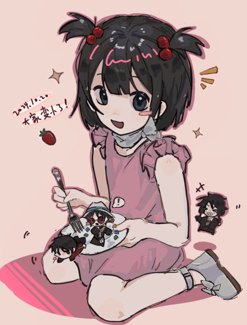! &gt;_&lt; +++ 1girl 3boys bandana bandana_around_neck black_coat black_eyes black_hair black_jacket black_pants blush_stickers bow center-flap_bangs chibi chinese_text coat dated dress food footwear_bow fork frills fruit grey_bandana grey_bow grey_hat grey_shoes grin hair_bobbles hair_ornament hat highres holding holding_fork holding_plate huai_huizhi huai_yunqing jacket kunle14569 li_yuting_(male) mini_person miniboy mole mole_under_each_eye mole_under_eye multiple_boys multiple_moles notice_lines on_plate open_mouth outline pants pink_background pink_dress pink_outline plate red_shirt shirt shoes short_hair short_twintails single_blush_sticker sitting sleeveless sleeveless_dress smile speech_bubble spoken_exclamation_mark strawberry touqi_guaitan translation_request twintails wariza ziche_fuzhao
