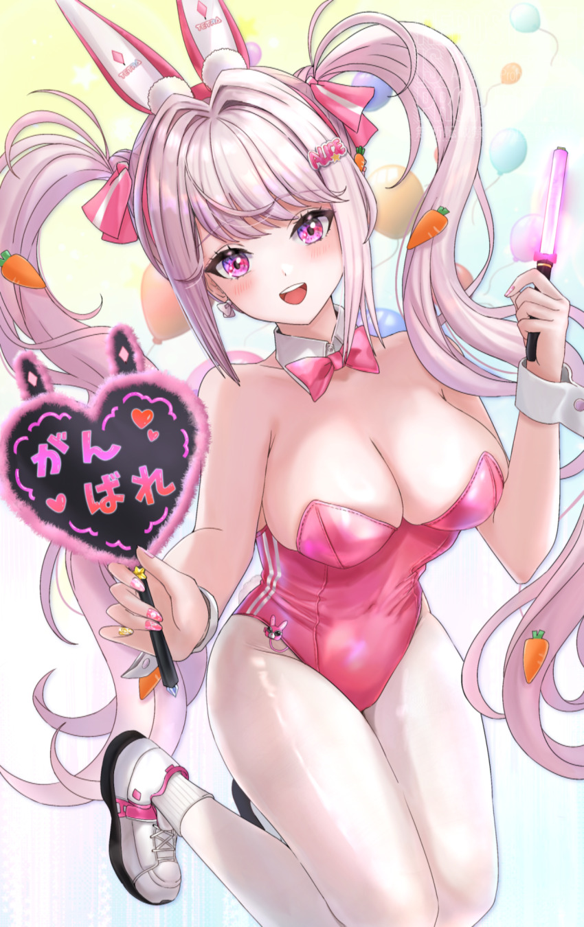 1girl alice_(nikke) alice_(wonderland_bunny)_(nikke) animal_ears bow bowtie breasts carrot_hair_ornament cleavage commentary_request fake_animal_ears food-themed_hair_ornament glowstick goddess_of_victory:_nikke hair_ornament highres holding holding_glowstick holding_sign large_breasts leotard long_hair official_alternate_costume open_mouth pantyhose pink_bow pink_bowtie pink_eyes pink_hair pink_leotard playboy_bunny rabbit_ears shoes sign simple_background smile socks solo sunameri_(pixiv3564245) teeth twintails upper_teeth_only white_background white_pantyhose white_shoes white_socks