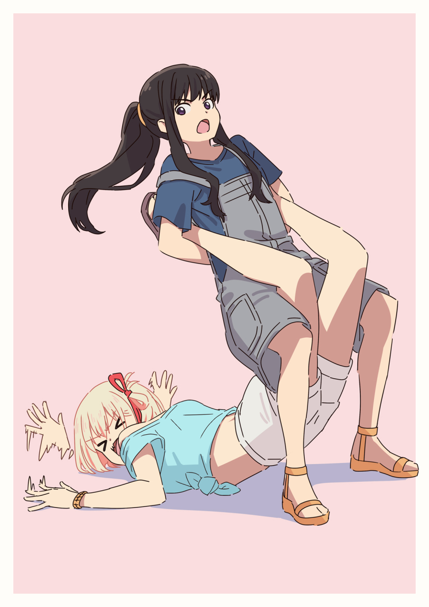 &gt;_&lt; 2girls asada7101 black_hair blonde_hair boston_crab commentary_request crop_top hair_ribbon highres inoue_takina long_hair lycoris_recoil medium_hair midriff multiple_girls nishikigi_chisato open_mouth ponytail red_ribbon ribbon sandals shirt short_hair shorts submission_hold t-shirt tap_out wrestling