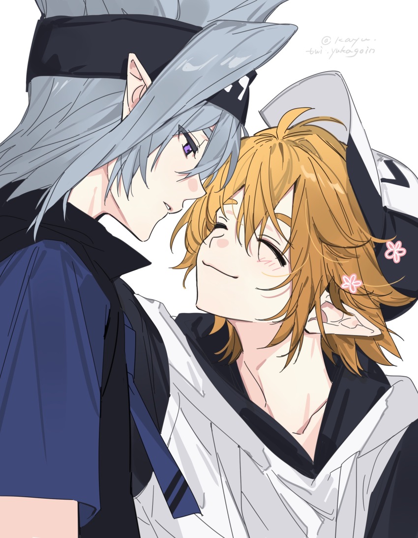 2boys absurdres aotu_world baseball_cap black_hat black_headband black_shirt blonde_hair blue_shirt blush chinese_commentary closed_eyes closed_mouth grey_(aotu_world) grey_hair hat headband highres hood hoodie kayu_(yukagoin) king_(aotu_world) looking_at_another male_focus multiple_boys parted_lips pointy_ears purple_eyes shirt short_hair short_sleeves simple_background smile twitter_username upper_body white_background white_hoodie yaoi