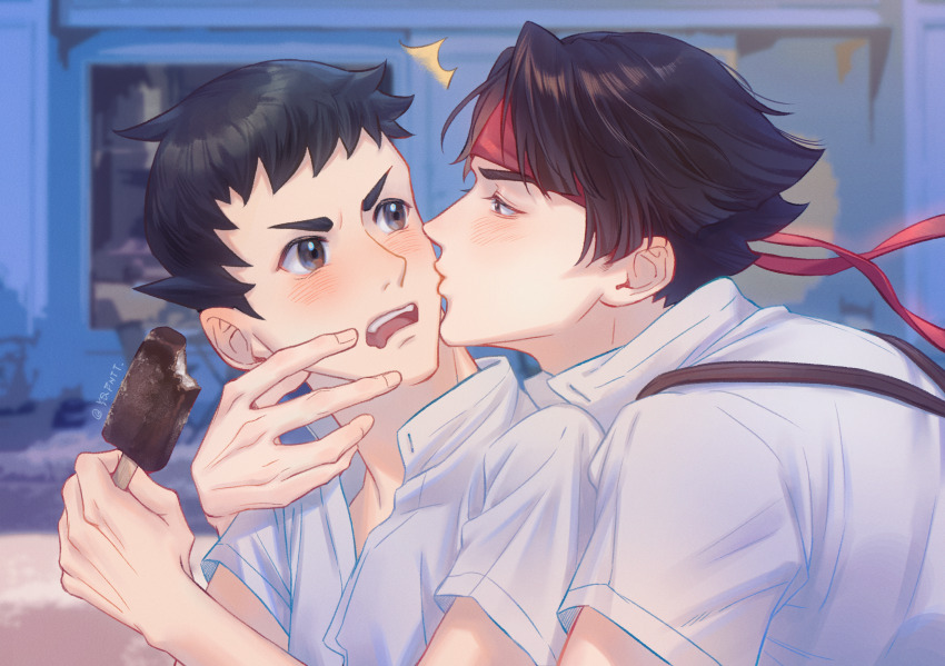 2boys ^^^ ace_attorney black_eyes black_hair blush chinese_commentary commentary_request food fudgesicle headband highres holding holding_food holding_popsicle kaze_(yznyttdgs) kazuma_asogi male_focus multiple_boys open_mouth outdoors popsicle red_headband ryunosuke_naruhodo shirt short_hair short_sleeves surprised the_great_ace_attorney v-shaped_eyebrows white_shirt yaoi