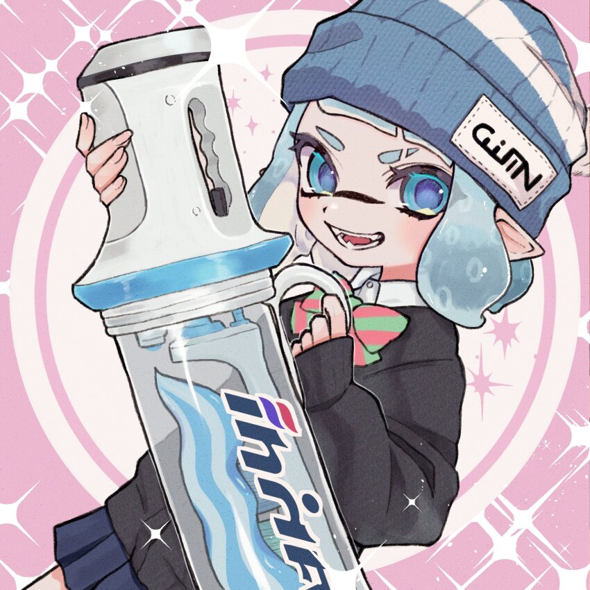 1girl beanie blue_eyes blue_hair blue_hat bow bowtie commentary decavitator_(splatoon) eyebrow_cut eyelashes green_bow green_bowtie hat highres holding holding_sword holding_weapon inkling inkling_girl inkling_player_character looking_at_viewer medium_hair motuko1037 nintendo open_mouth pink_background pink_bow pink_bowtie pointy_ears print_headwear sleeves_past_wrists smile solo sparkle splatoon_(series) splatoon_3 striped_bow striped_bowtie striped_clothes sword teeth tentacle_hair two-tone_bow two-tone_bowtie v-shaped_eyebrows weapon