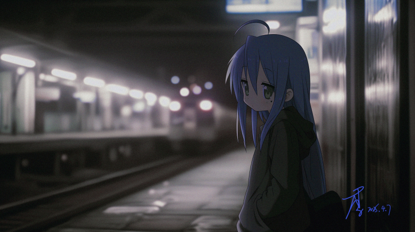 1girl ahoge blue_hair blurry blurry_background ceiling_light fluorescent_lamp from_side gnlop green_eyes grey_hoodie highres hood hood_down hoodie izumi_konata long_sleeves looking_at_viewer lucky_star mole mole_under_eye railroad_tracks solo subway subway_station tiles train_station train_station_platform tunnel underground