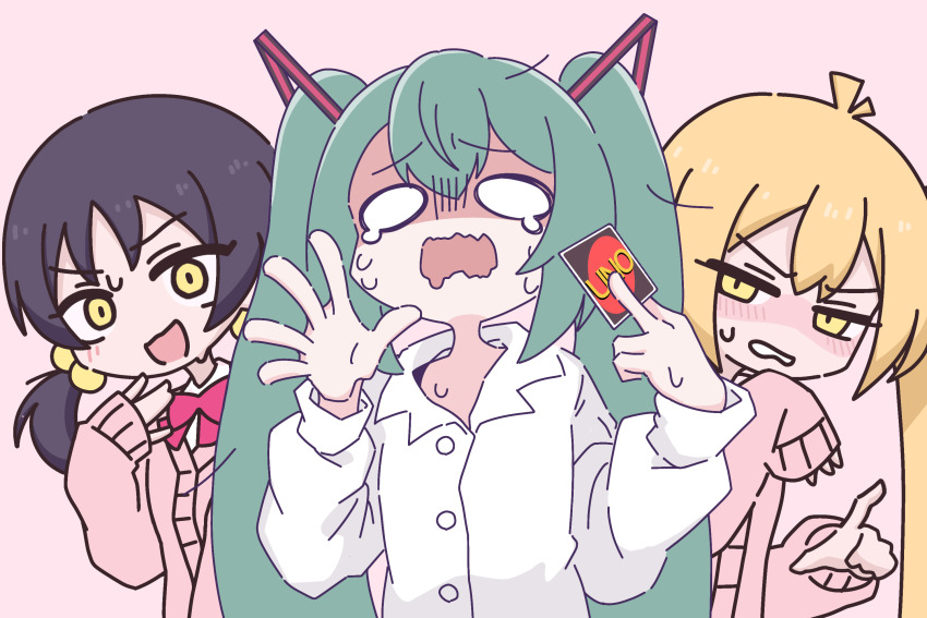 3girls ahoge akita_neru aqua_hair black_hair blonde_hair blush_stickers bow buttons card cardigan collared_shirt fang hair_bobbles hair_ornament hand_up hatsune_miku highres holding holding_card index_finger_raised kaai_yuki kotokimin mesugaki mimukauwa_nice_try_(vocaloid) multiple_girls o_o open_mouth pink_background pink_cardigan playing_card red_bow shirt short_twintails simple_background skin_fang surprised sweat tears teeth twintails uno_(game) vocaloid wavy_mouth white_shirt wide-eyed yellow_eyes zako_(vocaloid)