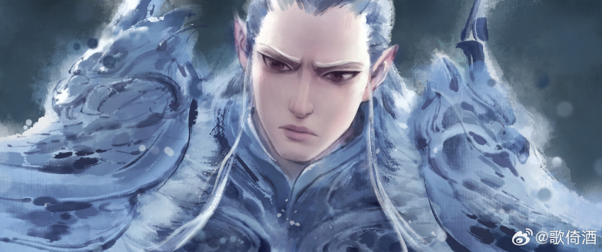 1boy ao_guang_(nezha_zhi_motong_jiangshi) armor blue_background brown_eyes chinese_armor closed_mouth dragon_boy faux_traditional_media highres ink_wash_painting looking_at_viewer male_focus nezha_zhi_motong_jiangshi official_art pointy_ears shoulder_armor solo upper_body watermark weibo_watermark wenxu_xu white_hair