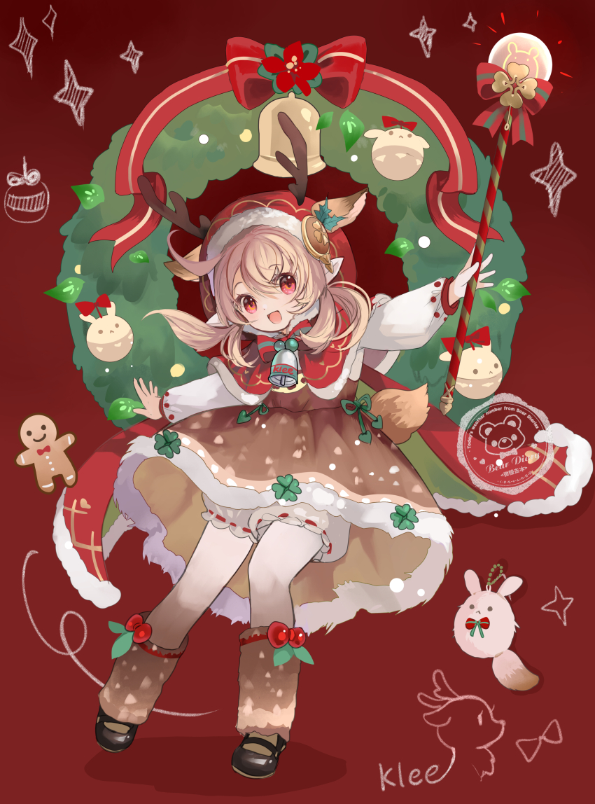 1girl :d absurdres ahoge animal_ears antlers arm_up bell black_shoes blonde_hair bloomers blush bow bowtie brown_dress brown_leg_warmers cape capelet character_name chinese_commentary christmas christmas_wreath commentary_request deer_ears deer_girl deer_tail dodoco_(genshin_impact) dress eyelashes floating_hair fur-trimmed_cape fur-trimmed_capelet fur-trimmed_dress fur-trimmed_hood fur_trim genshin_impact gingerbread_man green_bow green_bowtie hair_between_eyes highres holding holding_staff hood hood_up horns issign jumpy_dumpty klee_(genshin_impact) leg_warmers long_hair long_sleeves looking_at_viewer low_twintails mary_janes neck_bell notice_lines open_mouth puffy_long_sleeves puffy_sleeves red_background red_bow red_bowtie red_cape red_capelet red_eyes reindeer_antlers ribbon-trimmed_bloomers ribbon_trim shirt shoes sidelocks simple_background sleeveless sleeveless_dress smile solo sparkle staff tail twintails underwear white_bloomers white_shirt wreath
