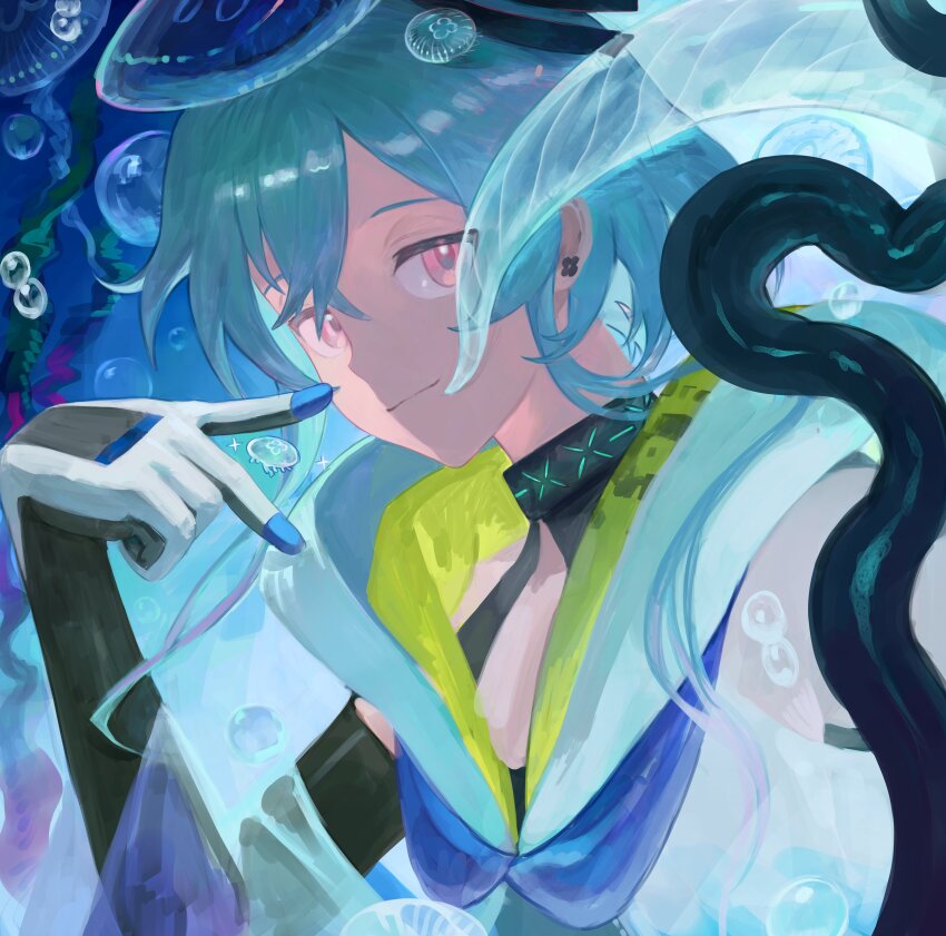 1boy absurdres arknights black_gloves blue_background blue_hair bubble clothing_cutout commentary gloves gradient_background highres hood hoodie infection_monitor_(arknights) jellyfish looking_at_viewer male_focus mizuki_(arknights) multicolored_gloves pink_eyes shoulder_cutout smile solo symbol-only_commentary upper_body v white_gloves white_hoodie yomotobi