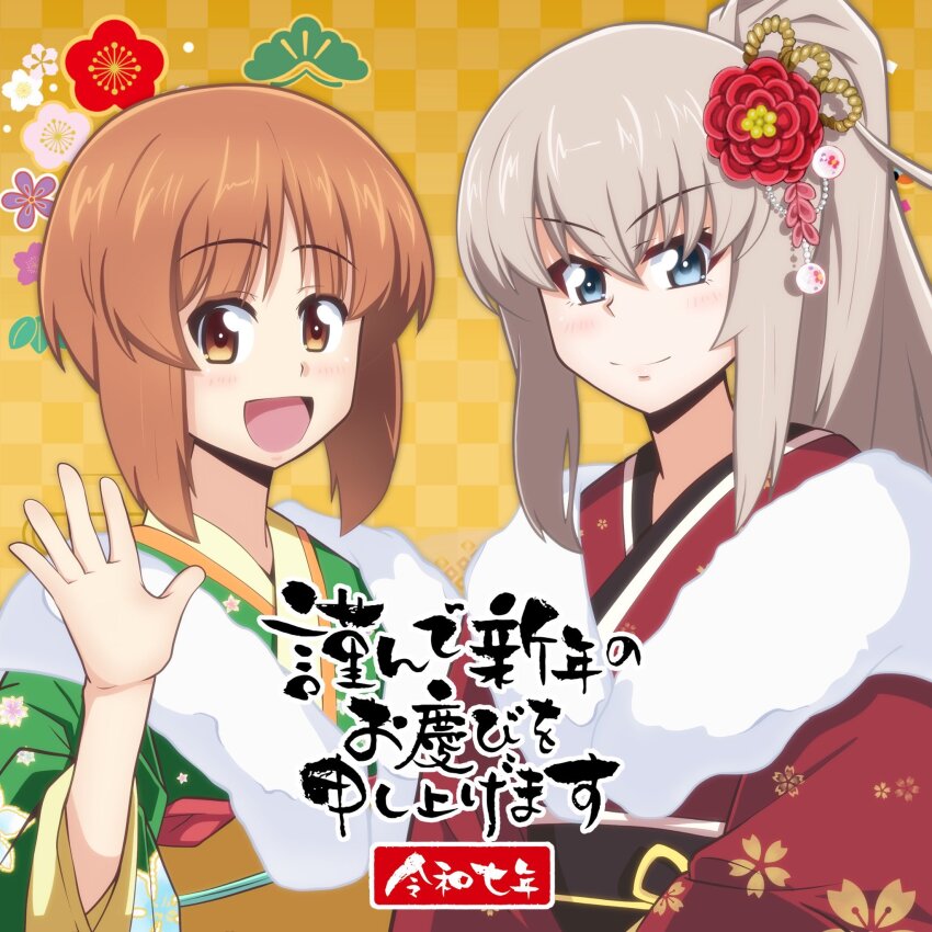 2girls alternate_costume alternate_hairstyle blue_eyes brown_eyes brown_hair checkered_background closed_mouth commentary fur_scarf girls_und_panzer green_kimono grey_hair heiden highres itsumi_erika japanese_clothes kimono long_sleeves multiple_girls new_year nishizumi_miho obi open_mouth ponytail print_kimono red_kimono reiwa sash side-by-side smile waving wide_sleeves yellow_background
