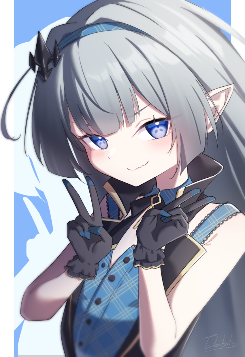1girl absurdres bare_shoulders blue_background blue_eyes blue_hairband commentary_request double_v drop_shadow female_tyrant_(stella_sora) grey_hair hair_ornament hairband hands_up highres long_hair looking_at_viewer pointy_ears simple_background smile solo stella_sora tabibito_(pew_cpotty) tyrant_(stella_sora) upper_body v